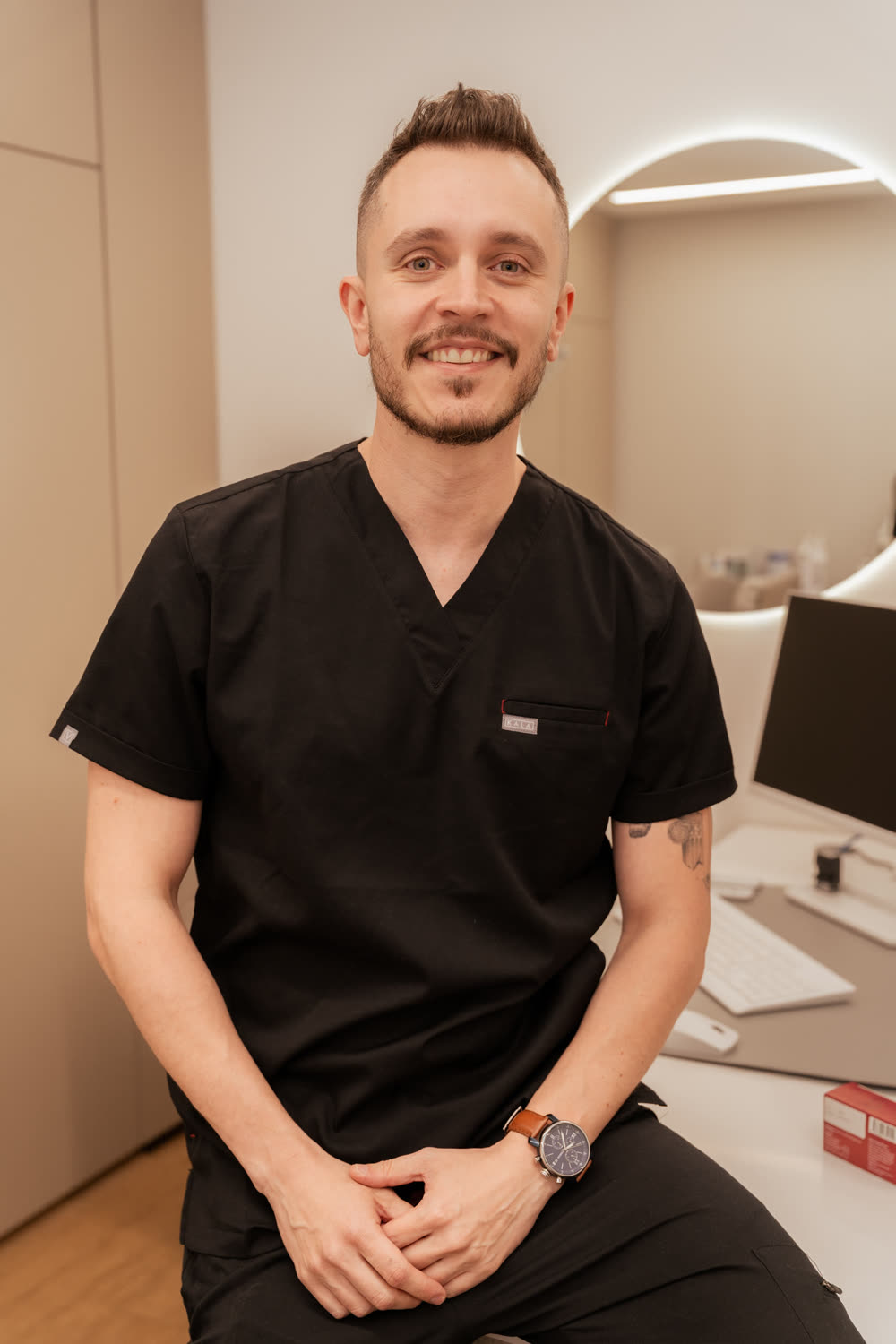 El Dr. Sergio Velásquez en su consultorio